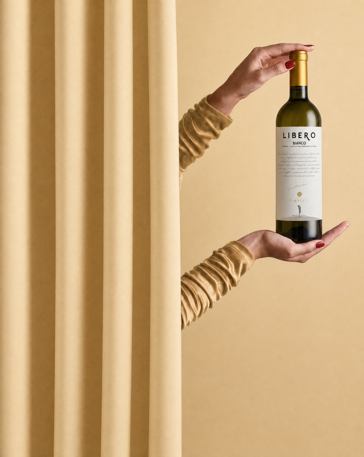 Libero Bianco — light yellow dry white wine, 750ml, Saraceni Wines (lifestyle image)